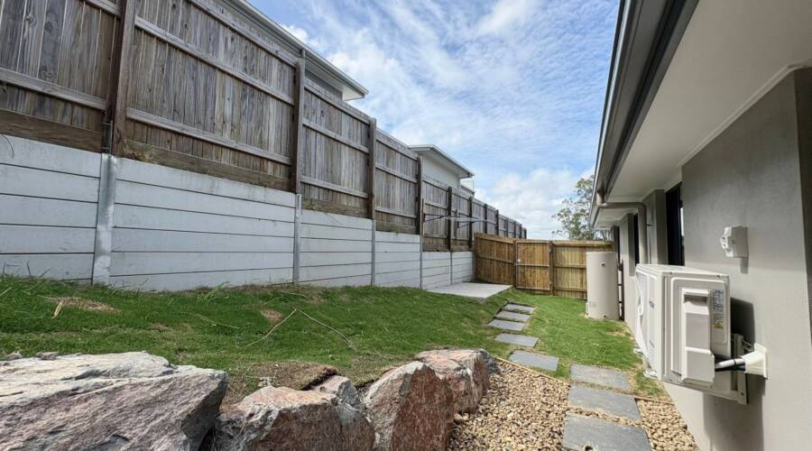 1/6 Mulholland Pl, Nambour, QLD 4560 Australia