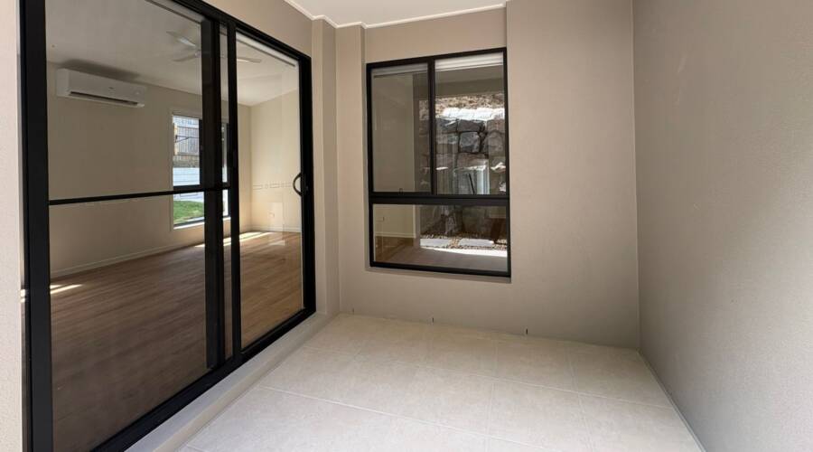 1/6 Mulholland Pl, Nambour, QLD 4560 Australia